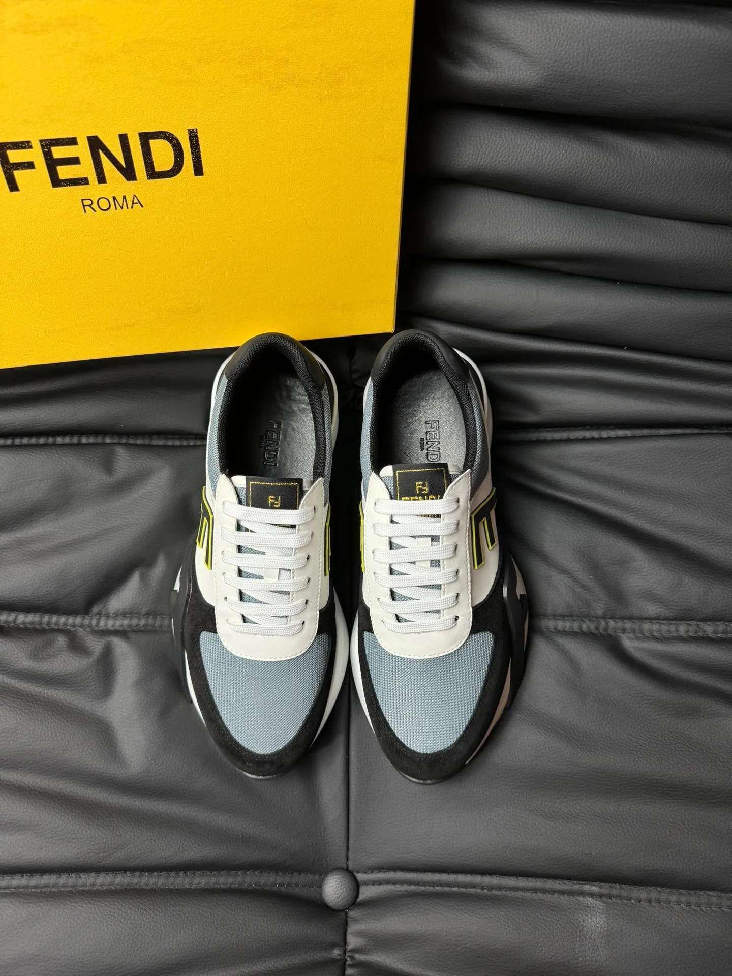 P500 FENDI/FENDI men's new lace-up sports shoes are shipped. They adopt the popular version design in recent years and have a fashionable appearance. Made of high-tech fabrics and suede leather, with Framilon inlays, the shoe body is matched with simple colors, and it looks great on the feet. Diagonally F-shaped three-dimensional corrugated rubber sole, with a 3D style running through the heel. The tongue and sides are decorated with screen-printed FENDI words to interpret the brand style. Paired with fabric lining and foot pads, your feet are comfortable, breathable and full of fashion!